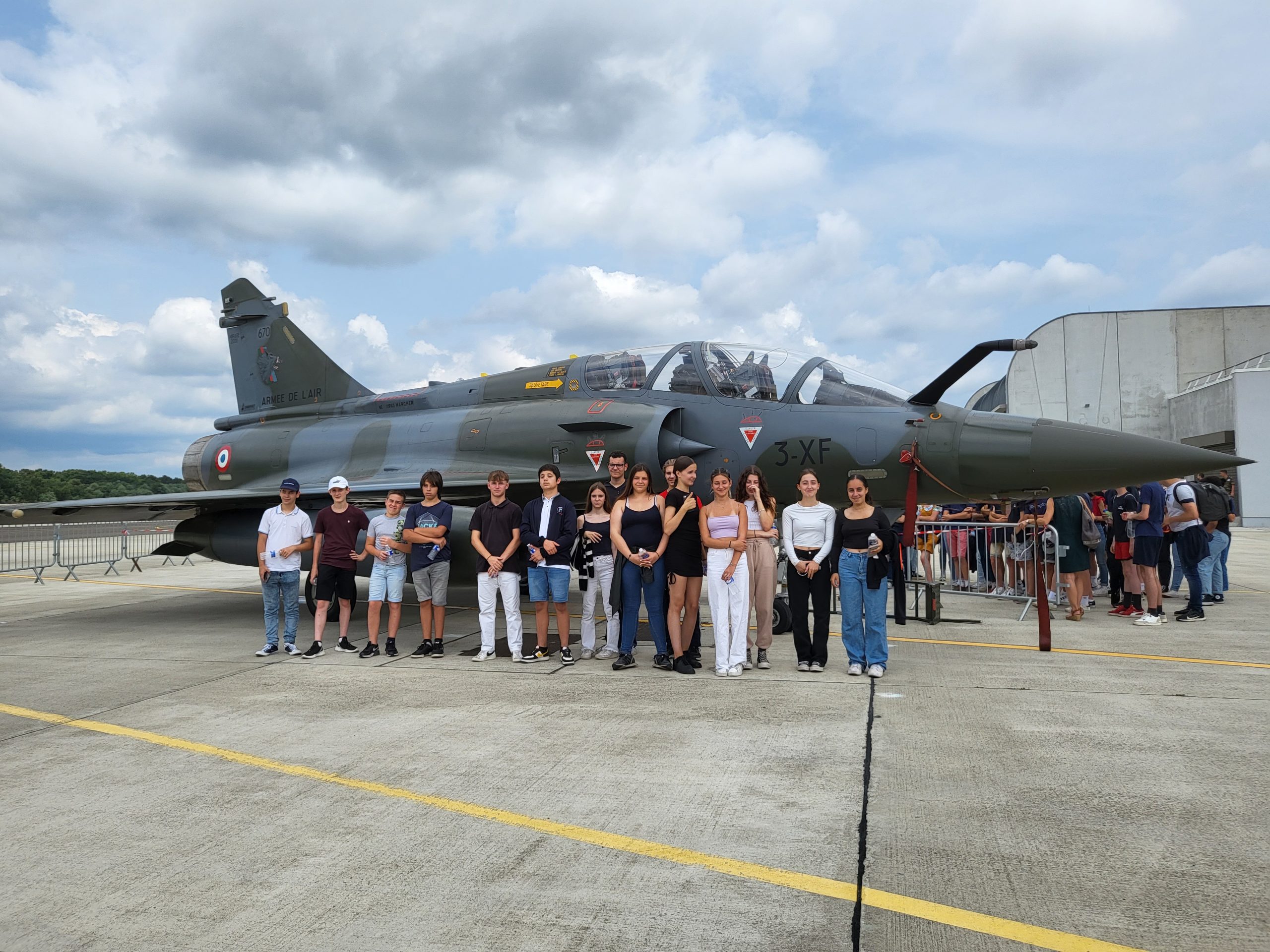 Photo de groupe devant un Mirage 2000